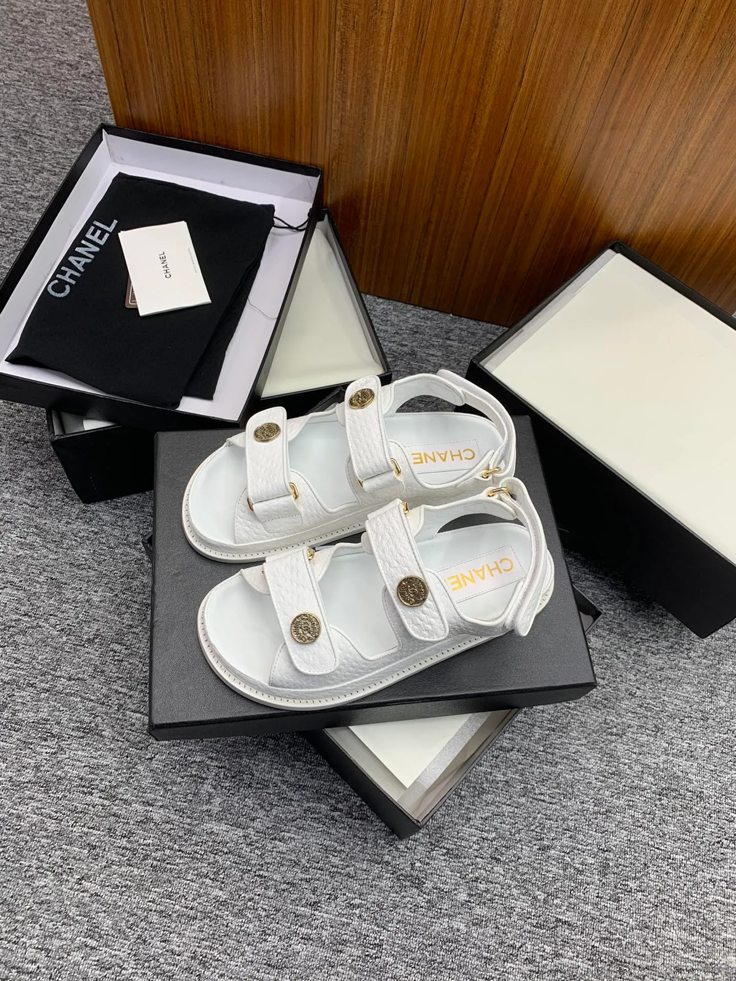 👟👟Ex-factory price 480👟👟 👑Crown👑Top purchasing version✈️ CHANEL Xiaoxiang 2022 spring and summer latest season double C Velcro casual sandals! Summer beach sandals 🏖️! A sandal that is super comfortable on your feet! A must-have classic! ✊Adhere to the original 1:1 mold customization! Feel free to compare! Give you a genuine foot feel! The first choice for high-end customers to purchase ❤️ [Material] 👑 Fabric: Original customized pebbled cowhide/satin buckle 👑 Lining: Original imported water-dyed sheepskin 👑 Outsole: Original open-molded genuine leather outsole [Number of yards] 35-41 (⚠️34/41 needs to be customized, non-refundable and non-exchangeable) [Packaging] 🎁Configured with original packaging